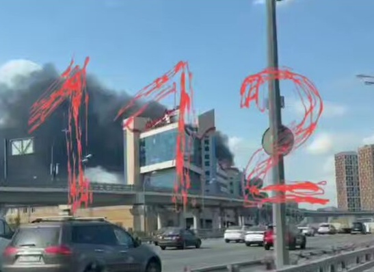 Складируемые отделочные материалы загорелись на востоке Москвы